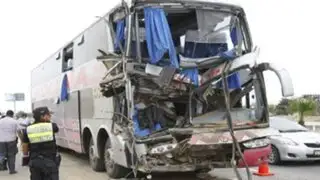 Choque de bus contra camión deja un muerto y diez heridos en Arequipa