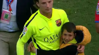 Ivan Rakitic hizo llorar de emoción a un niño en el Barcelona vs. Granada