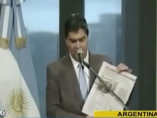Argentina: jefe de Gabinete rompió páginas de diario Clarín