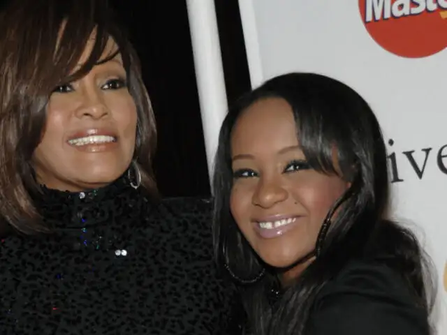 Bobbi Kristina, hija de Whitney Houston está con muerte cerebral