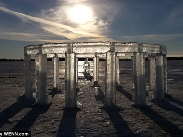 Cinco amigos crean una réplica de Stonehenge solo con hielo