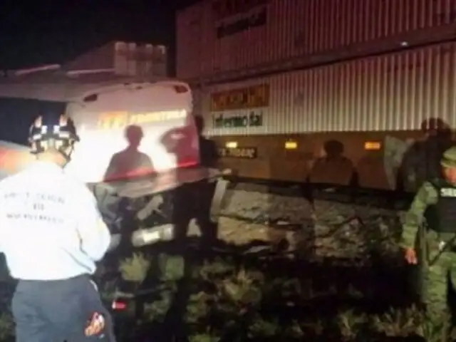 México: choque de tren contra autobús deja 16 muertos y 30 heridos