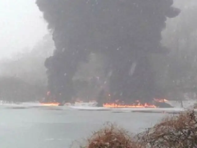 EEUU: descarrilamiento de tren cargado con petróleo provoca incendio en Virginia