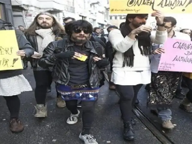 Turquía: decenas de hombres protestan en minifalda contra la violencia machista