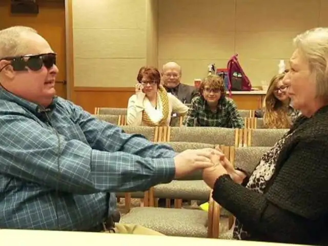 Hombre ciego logró ver a su esposa después de 10 años gracias a dispositivo