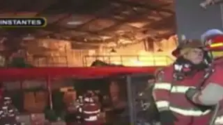 Pavoroso incendio consume almacén de ropa para tablistas en Chorrillos
