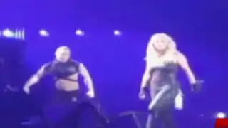 Espectáculo internacional: Britney Spears perdió sus extensiones en el escenario