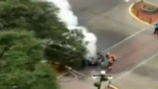 Auto se incendia en centro de Miraflores