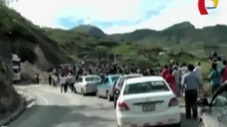 Al menos 500 vehículos varados por deslizamiento en carretera de Apurímac