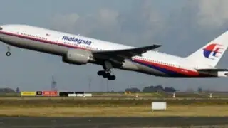 Hallan restos de asientos y ventanas del avión de Malaysia Airlines