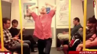 Australia: joven hizo bailar a pasajeros de tren con una pegajosa canción