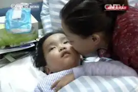 China: niño con tumor cerebral donó sus riñones a su madre enferma