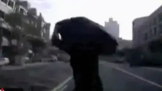 Taiwán: conductor atropella a un hombre, intenta huir y atropella a otro