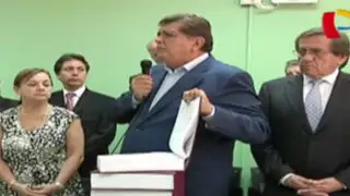 Ministros de exgobierno aprista rinden desagravio a Alan García
