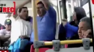 Pasajeros se enfrentan por asiento en bus del Metropolitano