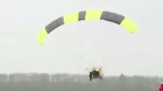 Reino Unido: logran que automóvil vuele gracias a hélices y paracaídas