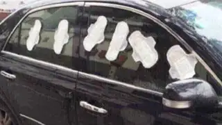 FOTOS: joven celosa puso toallas higiénicas alrededor del auto de su novio