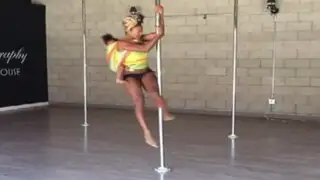 YouTube: mujer practica pole dance cargando a su bebé en la espalda