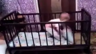 YouTube: mira la hábil técnica de este bebé para ‘escapar’ de su cuna