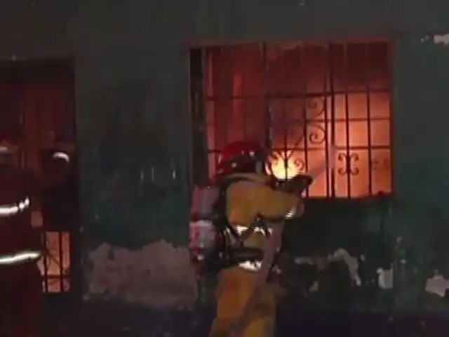 Voraz incendio casi destruye taller de famosa fábrica de guitarras en La Victoria