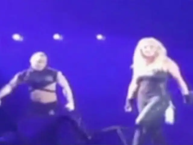 Espectáculo internacional: Britney Spears perdió sus extensiones en el escenario
