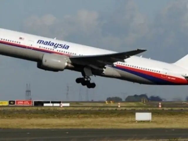 Hallan restos de asientos y ventanas del avión de Malaysia Airlines