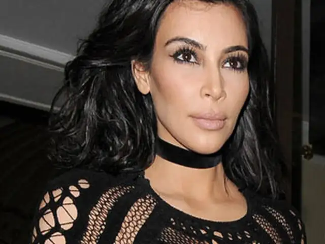 Modelo Kim Kardashian luce un atrevido y escotado 'look' en los Brit Awards