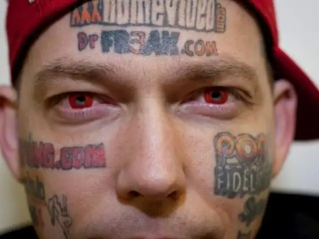 Se tatuó páginas porno en la cara para que su familia no pase hambre