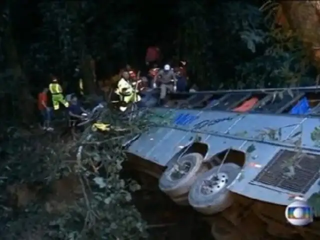 Brasil: al menos 49 personas murieron tras caída de bus por un barranco