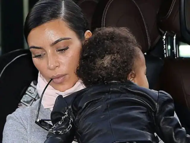 Modelo Kim Kardashian retoca fotografías de su menor hija antes de publicarlas