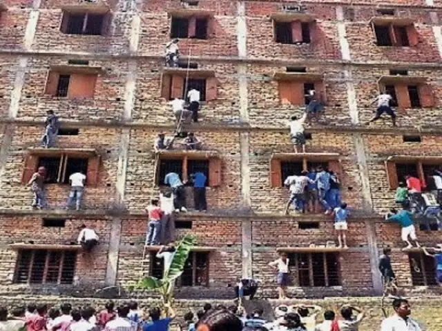 Detienen a más de 300 personas por copiar masivamente en exámenes en la India