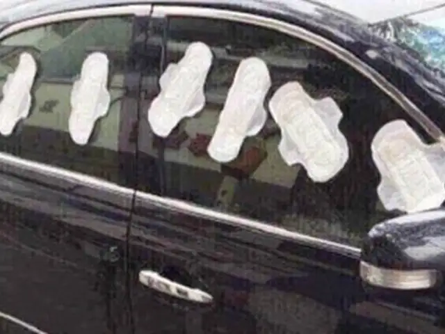 FOTOS: joven celosa puso toallas higiénicas alrededor del auto de su novio