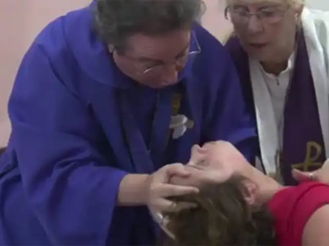 Impactantes imágenes: sacerdote amigo del Papa Francisco practica exorcismo