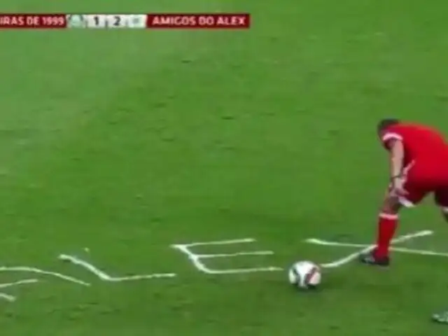 VIDEO: árbitro homenajeó a jugador brasileño con su aerosol