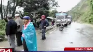 Conductores y pasajeros quedaron varados por bloqueo en Chanchamayo