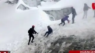 Rescatan a turistas atrapados en nevado de Huancayo