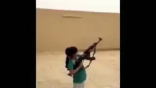 Arabia Saudita: niña con fusil AK-47 casi mata a camarógrafo