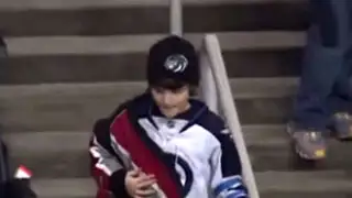 EEUU: la mejor jugada de este partido de hockey la hizo este niño en las tribunas