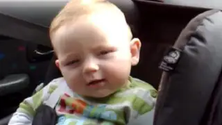 La adorable lucha de un bebé contra su propio sueño es viral en Internet