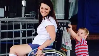 Australia: mujer quedó en silla de ruedas tras utilizar maquillaje de su amiga