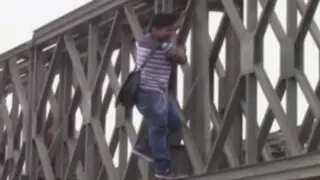 Huachipa: vecinos arriesgan sus vidas intentando cruzar puente desmontado