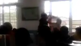 China: alumna es atacada por su profesor en plena aula de clases