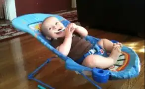 Viral: bebé demuestra su pasión por los ejercicios en la silla mecedora