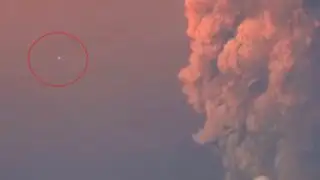 VIDEO: captan objeto extraño volando en medio de la erupción del volcán Calbuco