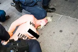 España : activista del Femen protesta con el torso desnudo ante el ministro del Interior