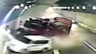 China: auto fuera de control choca contra un camión