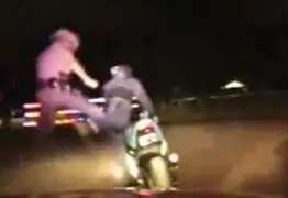 VIDEO : policía derriba a motociclista con espectacular patada