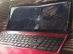 Joven destruye laptop para evitar que su mamá lo encuentre viendo pornografía