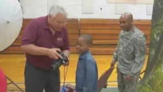 EEUU: soldado vuelve a casa y sorprende a hijo colándose en la foto escolar