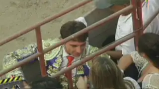 Antonio Pavón es captado besando a Alexandra Hörler en evento público